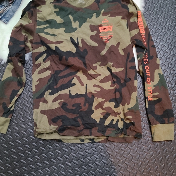 Levi's  long sleeve - Picture 2 of 4